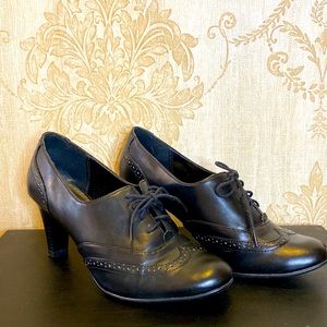 Vintage-inspired Black Wing Tip Tie Heels 8